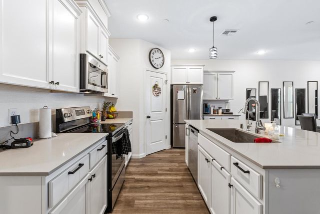 526 Bedfordshire Dr, Patterson, CA 95363