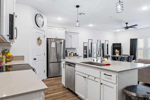 526 Bedfordshire Dr, Patterson, CA 95363