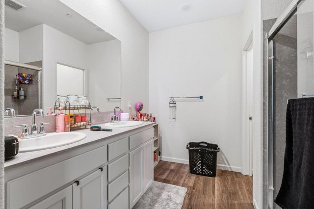 526 Bedfordshire Dr, Patterson, CA 95363