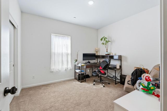 526 Bedfordshire Dr, Patterson, CA 95363