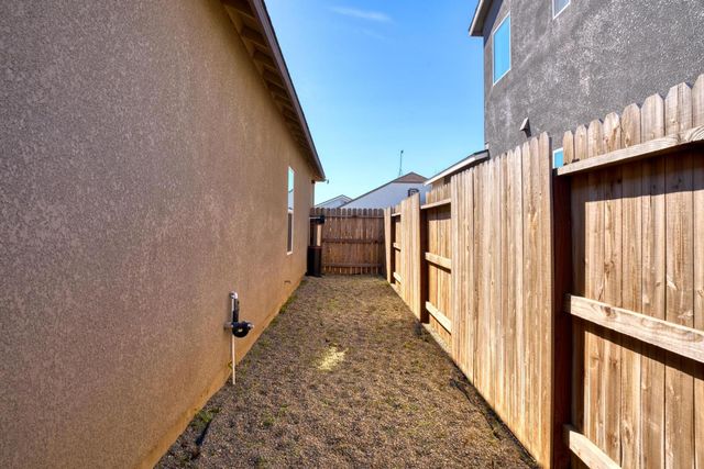 526 Bedfordshire Dr, Patterson, CA 95363