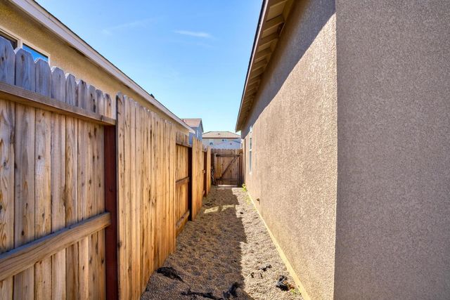 526 Bedfordshire Dr, Patterson, CA 95363