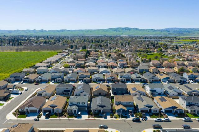 526 Bedfordshire Dr, Patterson, CA 95363