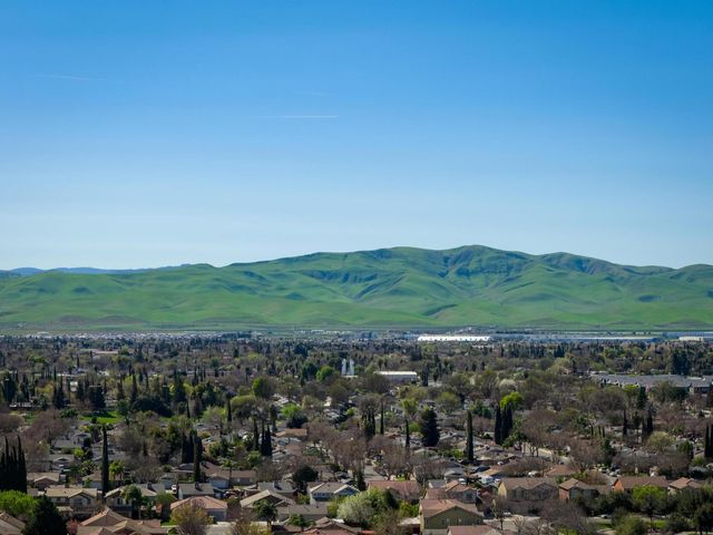 526 Bedfordshire Dr, Patterson, CA 95363