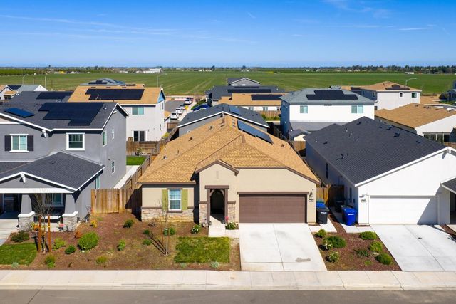 526 Bedfordshire Dr, Patterson, CA 95363