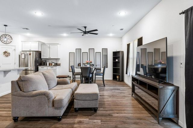 526 Bedfordshire Dr, Patterson, CA 95363