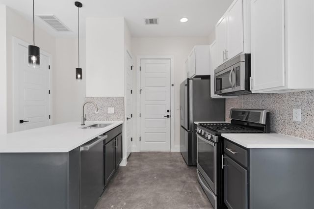 900 Banister LN D, Austin, TX 78704