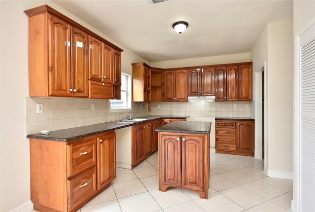 1675 Hugh Road B, Houston, TX 77067