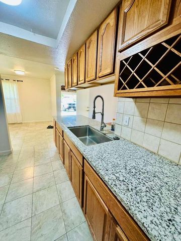 1864 Crestwood Cir, Stockton, CA 95210