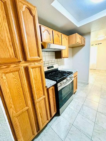 1864 Crestwood Cir, Stockton, CA 95210