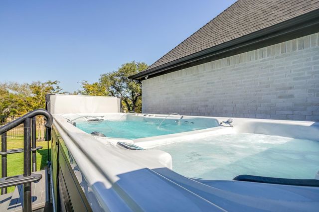 104 Woodview Creek Trail, Fort Worth, TX 76108