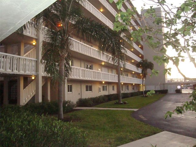 801 Lake Shore Drive 414, Lake Park, FL 33403