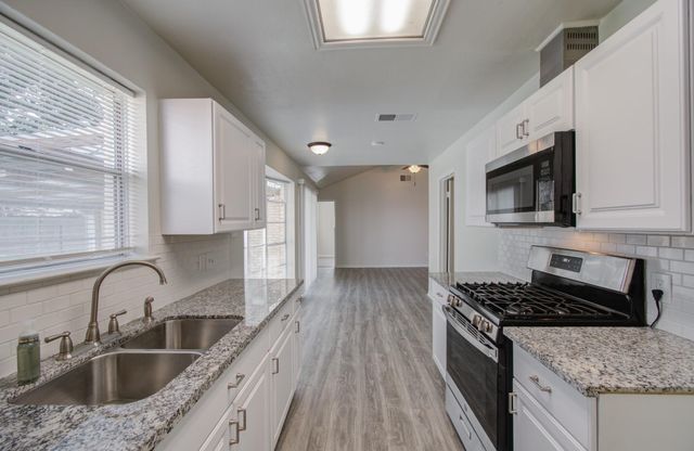 15611 La Casa Lane, Houston, TX 77062