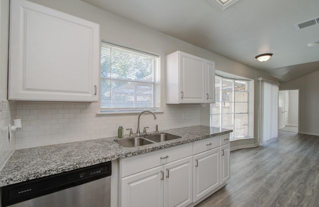 15611 La Casa Lane, Houston, TX 77062
