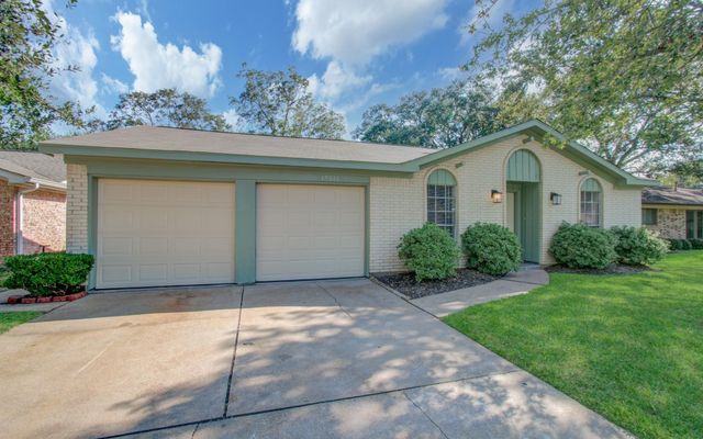 15611 La Casa Lane, Houston, TX 77062