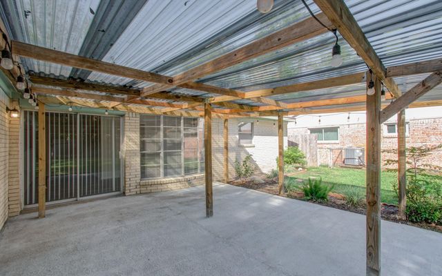 15611 La Casa Lane, Houston, TX 77062