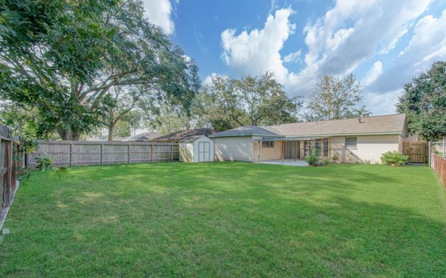 15611 La Casa Lane, Houston, TX 77062
