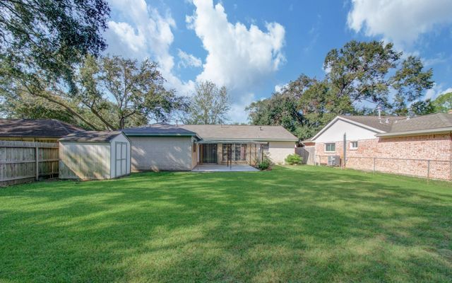 15611 La Casa Lane, Houston, TX 77062