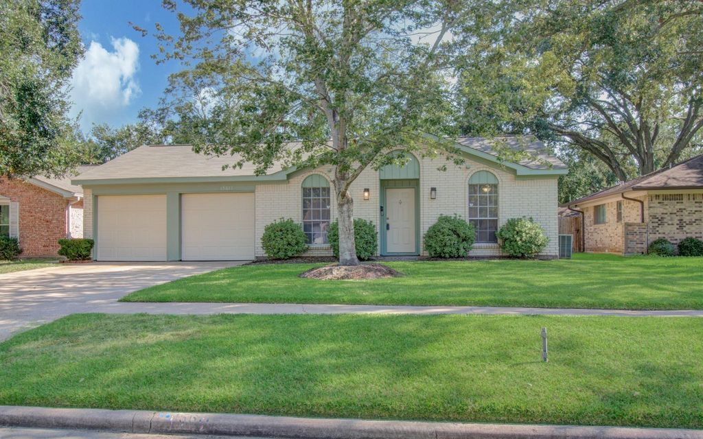 15611 La Casa Lane, Houston, TX 77062