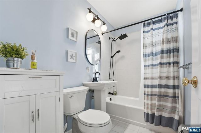 290 Wyckoff Avenue, Waldwick, NJ 07463