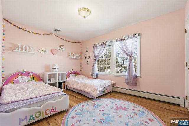 290 Wyckoff Avenue, Waldwick, NJ 07463