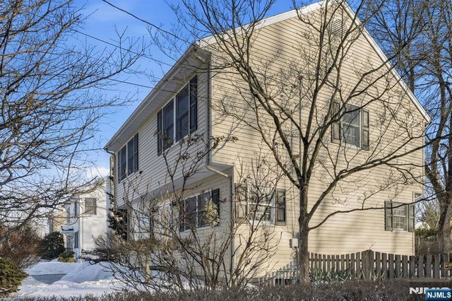 290 Wyckoff Avenue, Waldwick, NJ 07463