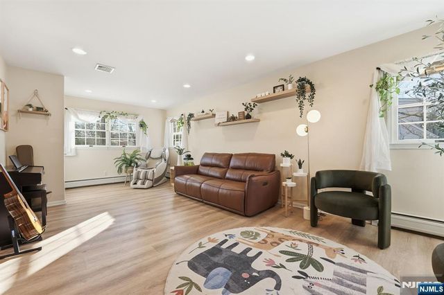 290 Wyckoff Avenue, Waldwick, NJ 07463