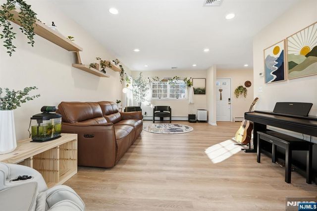 290 Wyckoff Avenue, Waldwick, NJ 07463