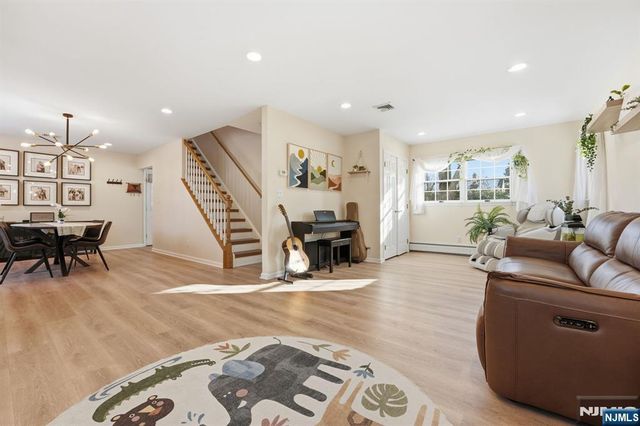 290 Wyckoff Avenue, Waldwick, NJ 07463