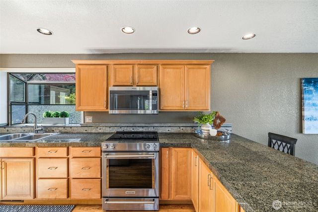 415 S 287th Street, Des Moines, WA 98198