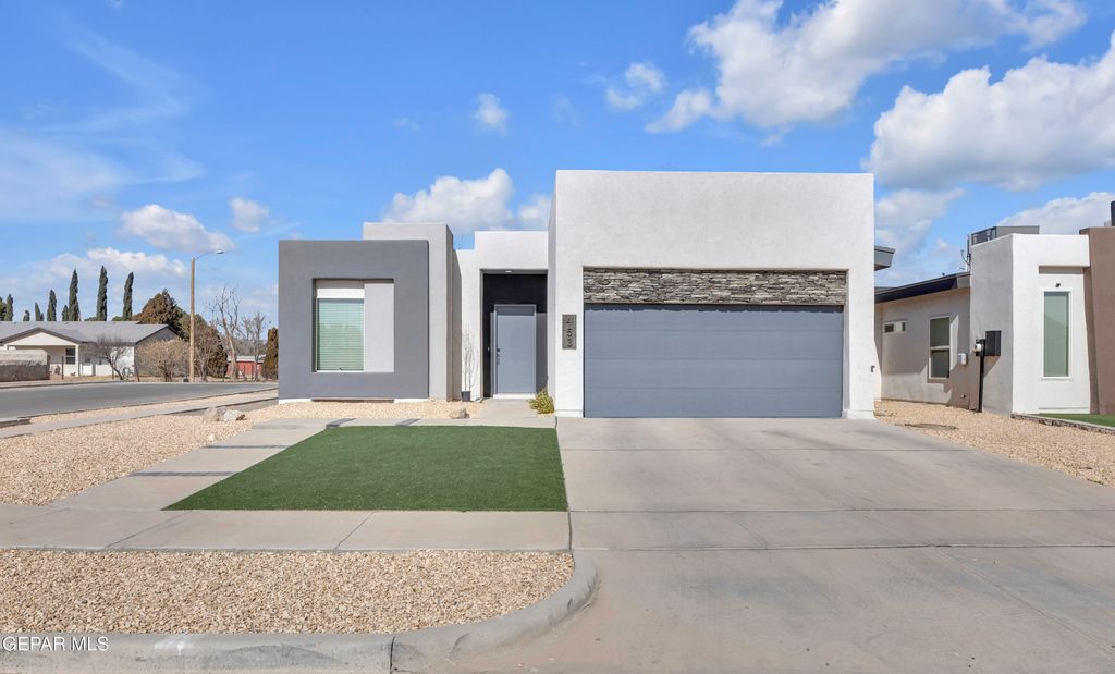 453 PLATEAU Drive, Socorro, TX 79927