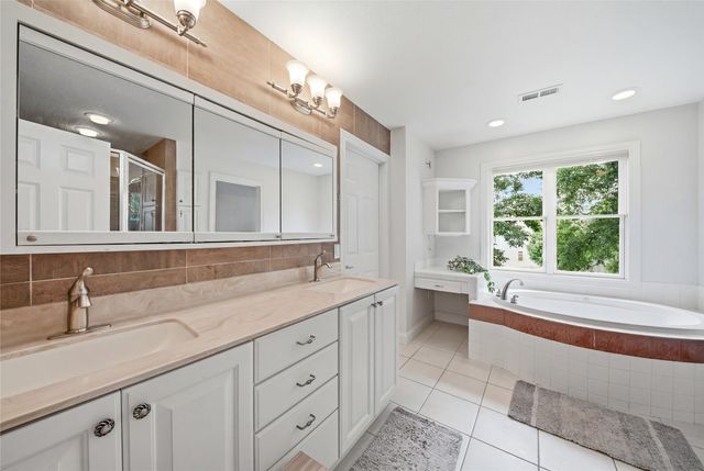 13228 Rocklyn Drive, Urbandale, IA 50323