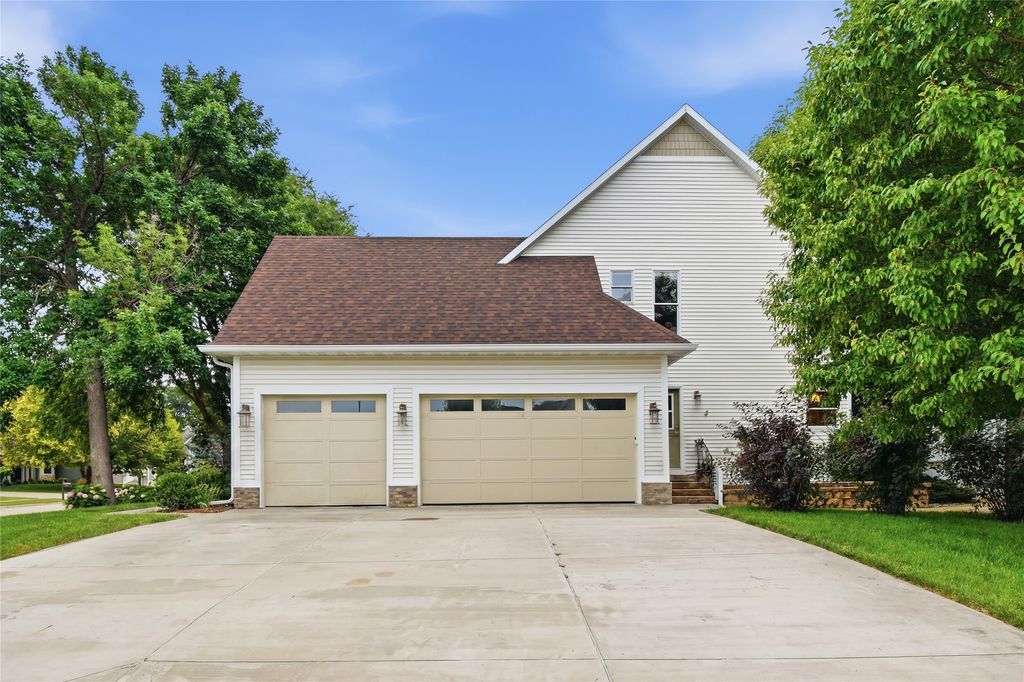 13228 Rocklyn Drive, Urbandale, IA 50323
