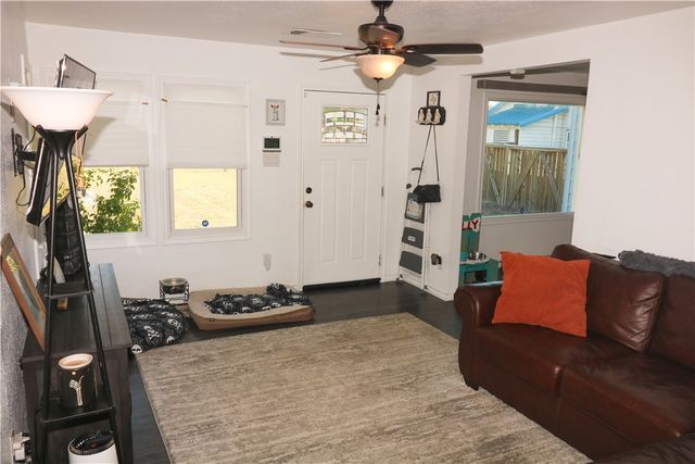 218 S 8th St, Aransas Pass, TX 78336