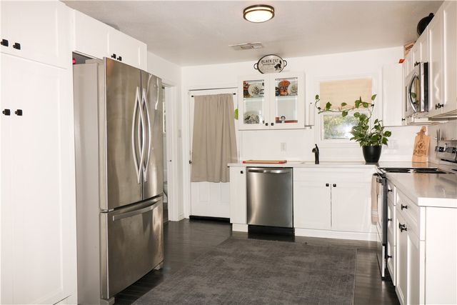 218 S 8th St, Aransas Pass, TX 78336