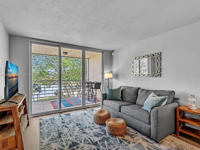 9340 Lagoon Place 303, Davie, FL 33324