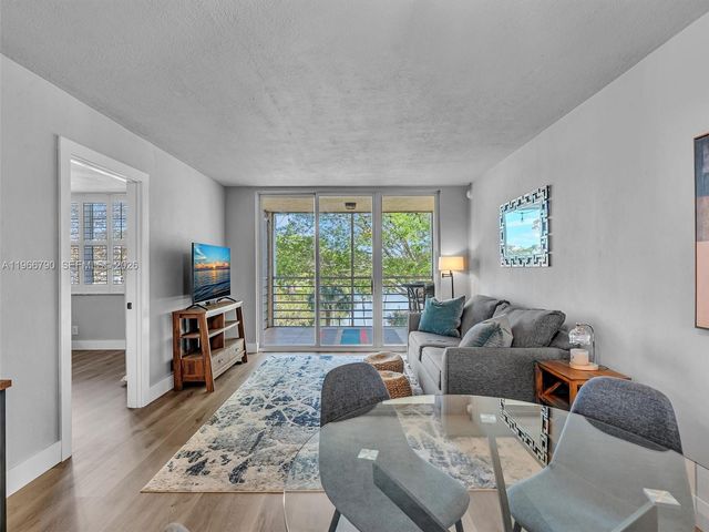 9340 Lagoon Place 303, Davie, FL 33324