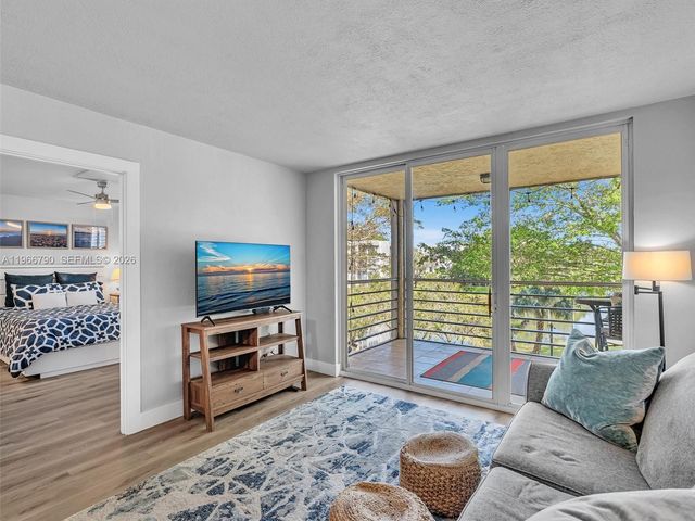 9340 Lagoon Place 303, Davie, FL 33324