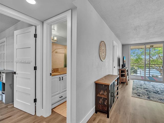 9340 Lagoon Place 303, Davie, FL 33324