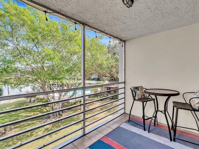 9340 Lagoon Place 303, Davie, FL 33324