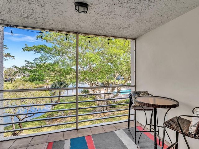 9340 Lagoon Place 303, Davie, FL 33324