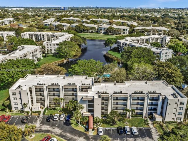 9340 Lagoon Place 303, Davie, FL 33324