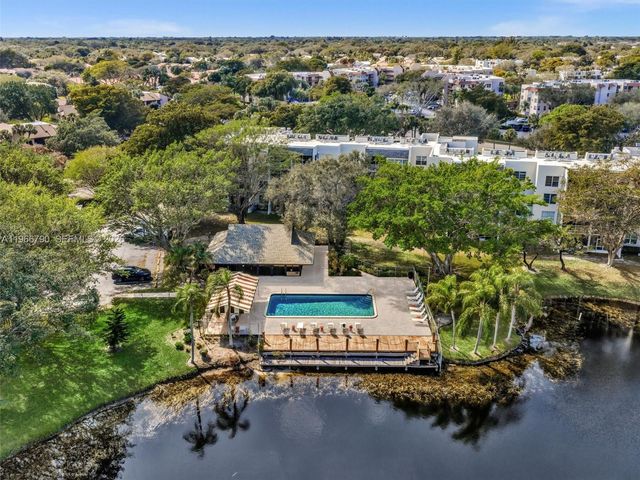 9340 Lagoon Place 303, Davie, FL 33324
