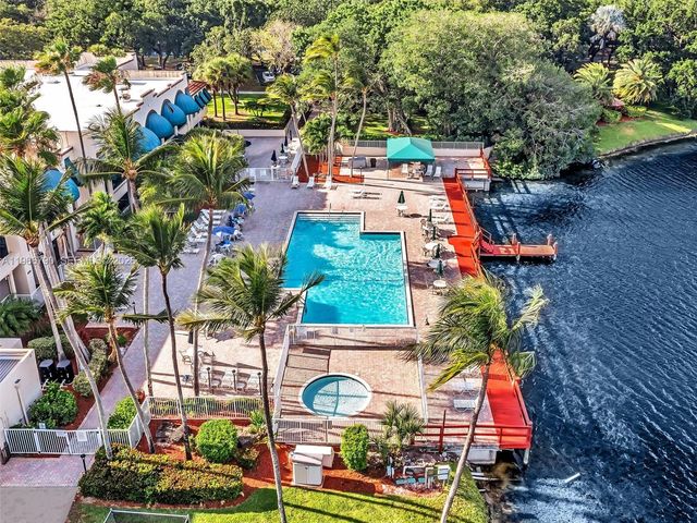 9340 Lagoon Place 303, Davie, FL 33324