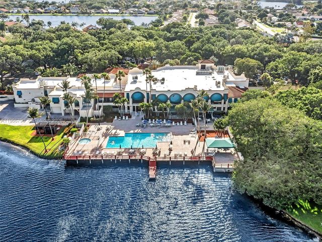 9340 Lagoon Place 303, Davie, FL 33324