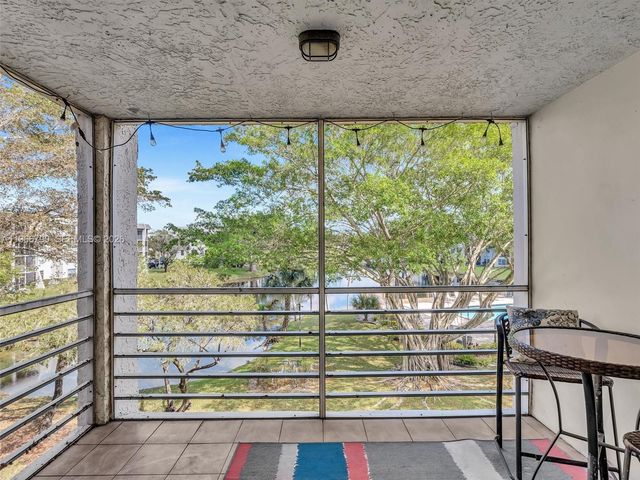 9340 Lagoon Place 303, Davie, FL 33324
