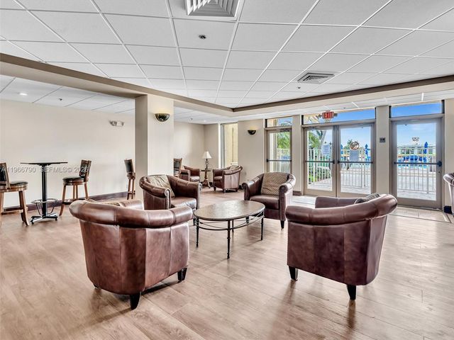 9340 Lagoon Place 303, Davie, FL 33324