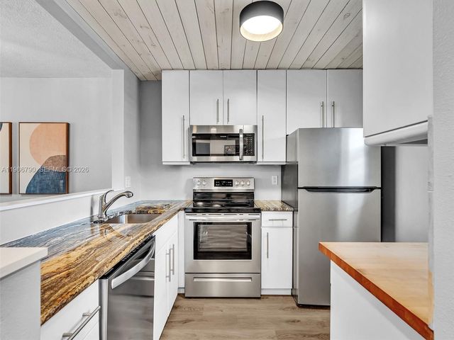 9340 Lagoon Place 303, Davie, FL 33324