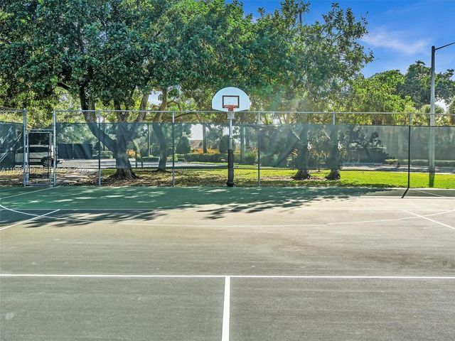 9340 Lagoon Place 303, Davie, FL 33324