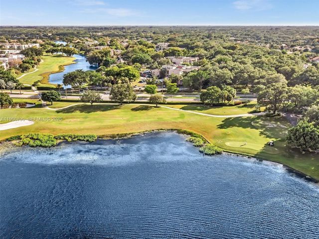 9340 Lagoon Place 303, Davie, FL 33324
